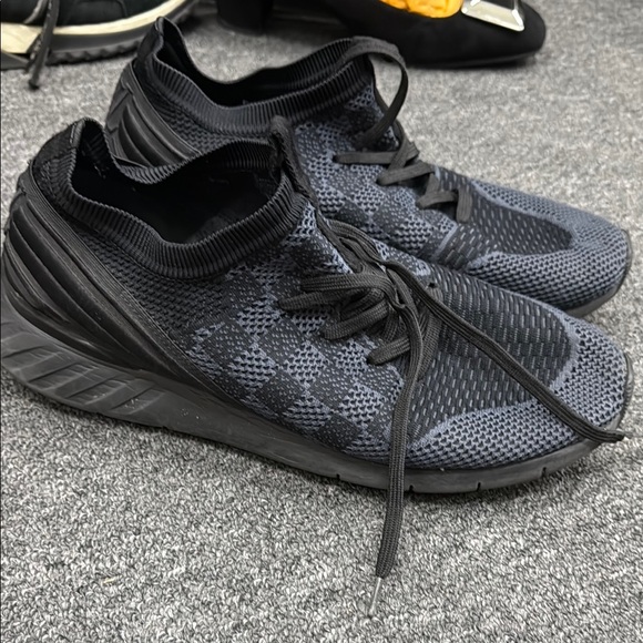 Louis Vuitton men’s Checkered Sneakers - Picture 6 of 11